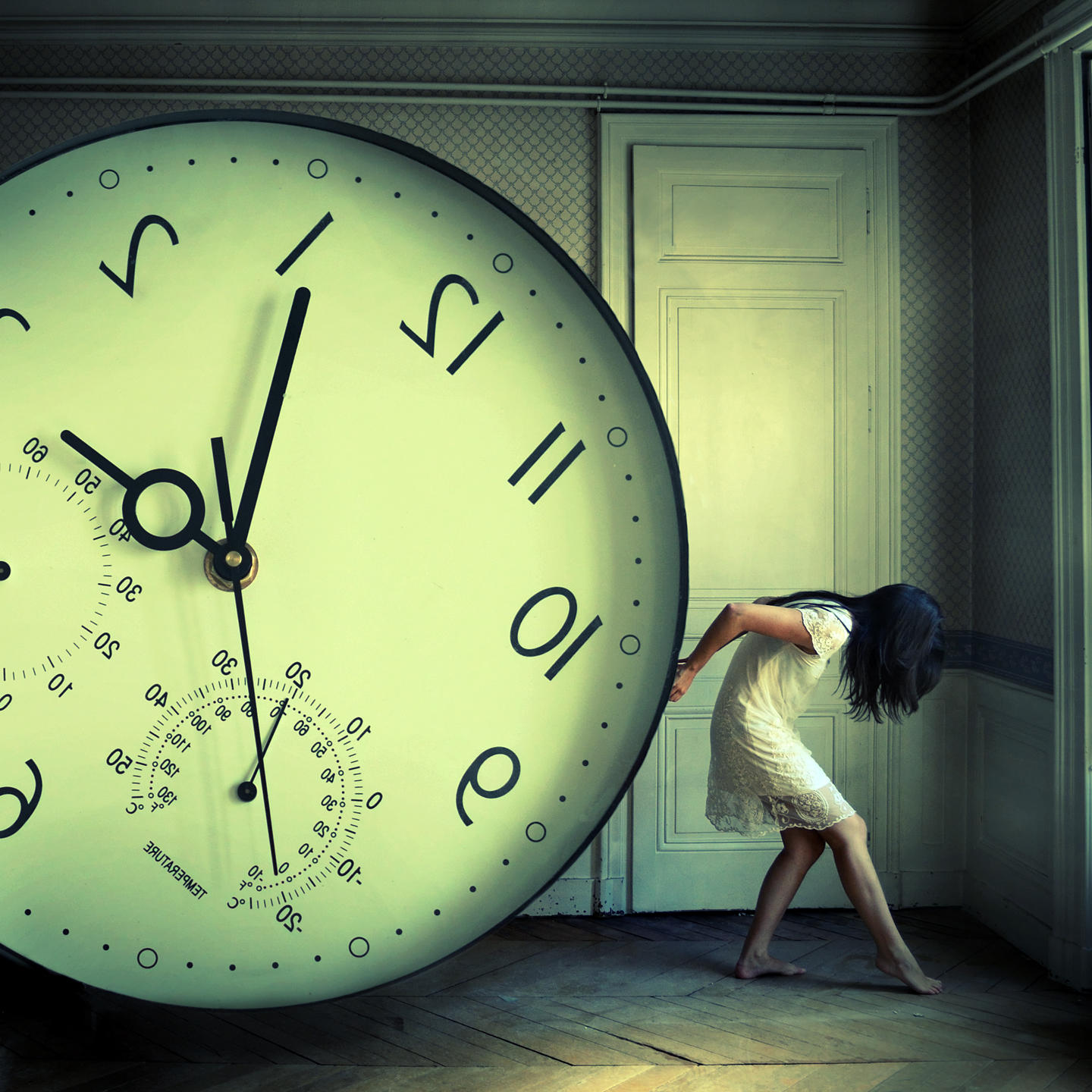 Девушка научилась останавливать время. Часы жизни. Человек часы. Фотосессия с часами. Часы вспять.