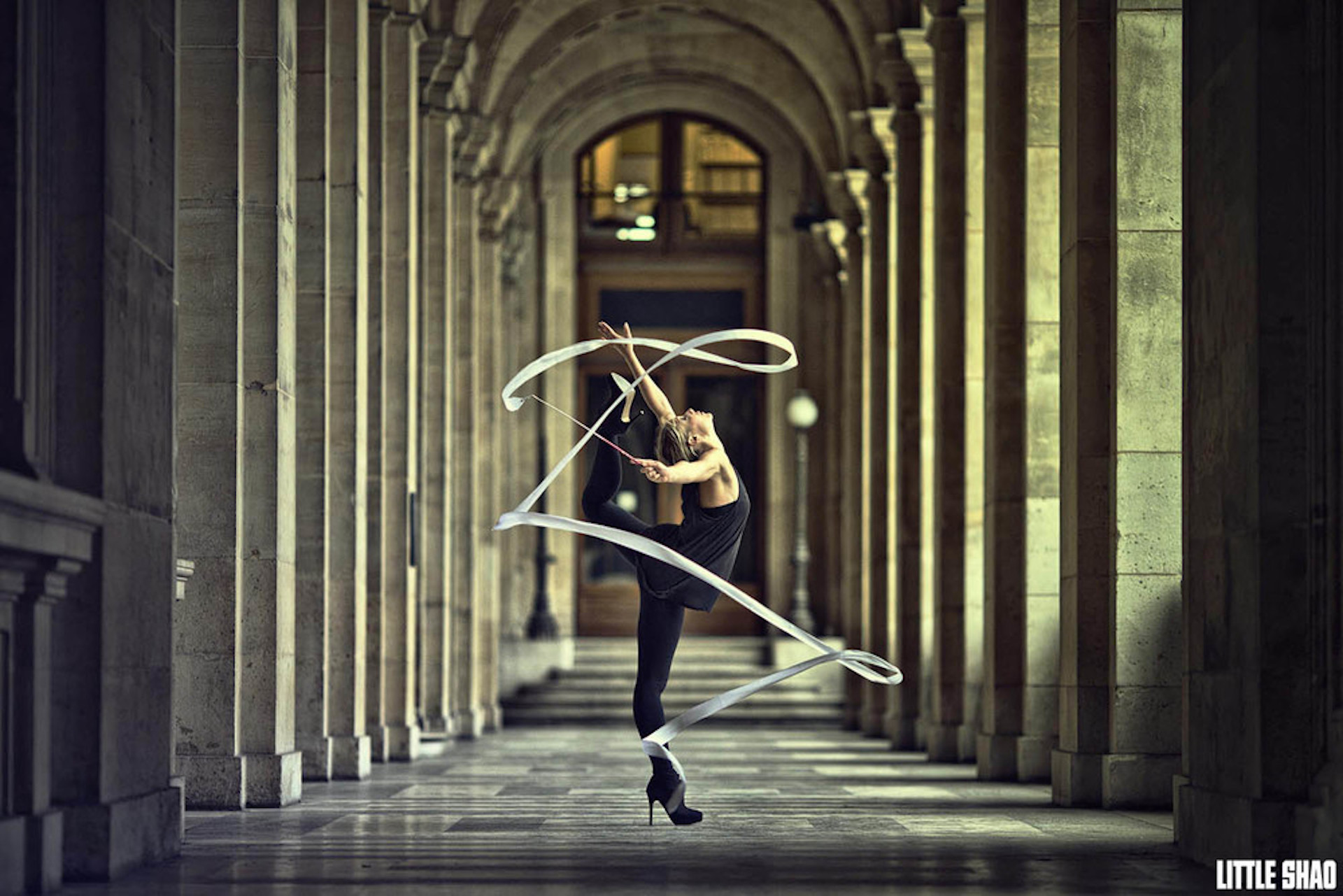 Грациозная 2. Танцовщица с лентой. Балерина с лентой. Балерина на улице. Фотосессия с лентами.