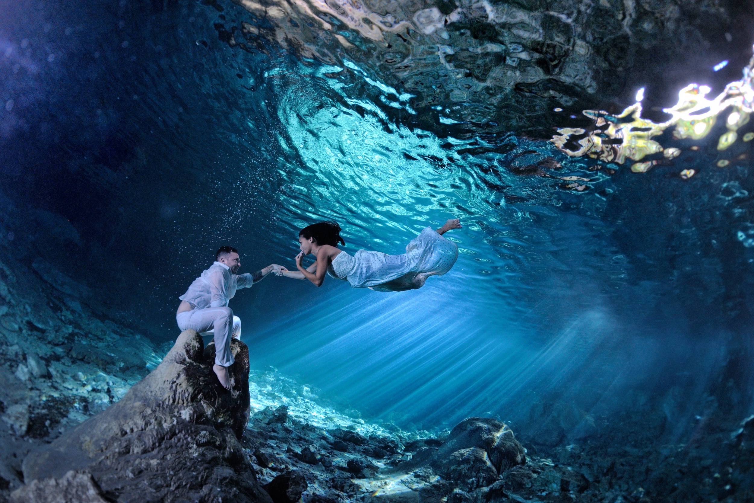 Океан и про любовь. Под водой. Красивые подводные съемки. Океан под водой. Фотосессия под водой.
