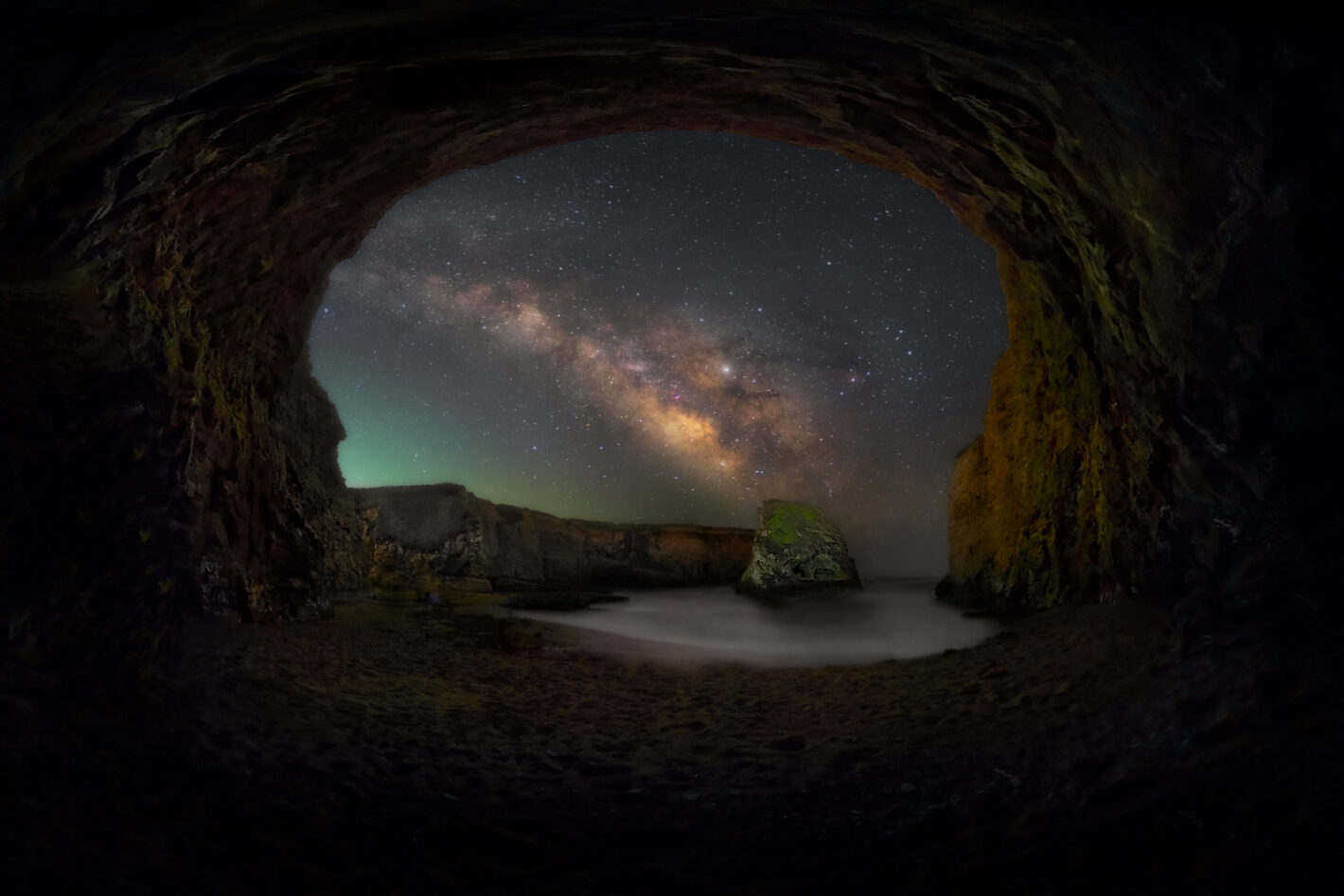 1er Prix Junior - Prix des Adhérents - Troglo Night, Shark Fin Cove in Davenport, California. Sony a7RIV, 16 mm, 10s, 10000 ISO, f2.8 - 9 panels of 10 shots each for stacking, 95 exposures total